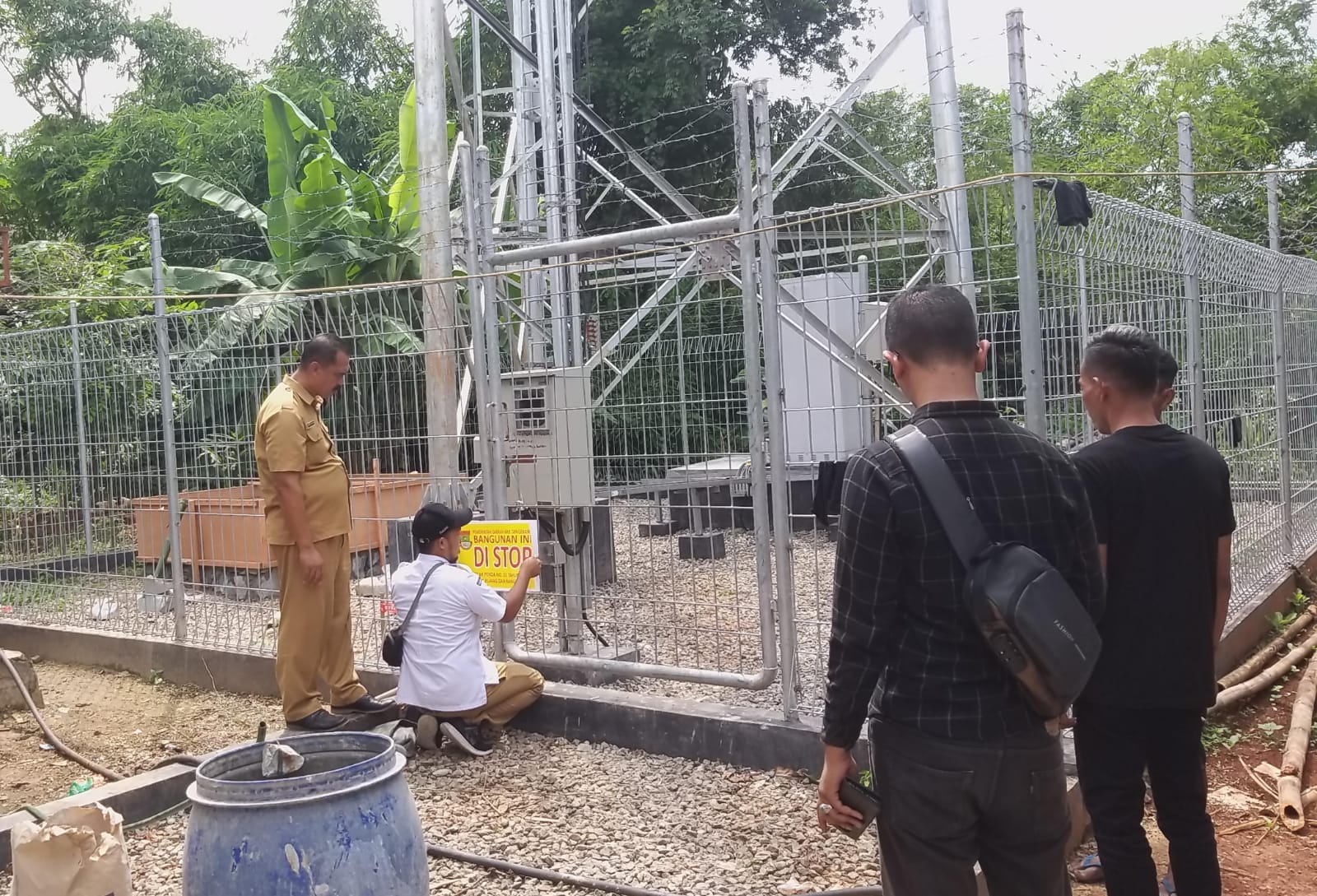Diduga Belum Kantongi Izin, Tower BTS Milik PT CMI di Desa Pematang di Pasang Sticker Stop Aktivitas Oleh Wasdal DTRB 2 IMG 20240115 WA0024