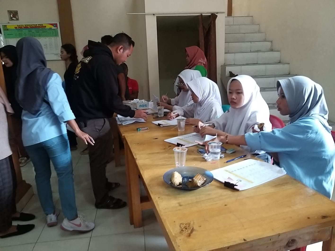 Sehari Menjelang Puasa, Pemdes Pasanggrahan Salurkan Beras Untuk 884 KPM 1 IMG 20240311 WA0018