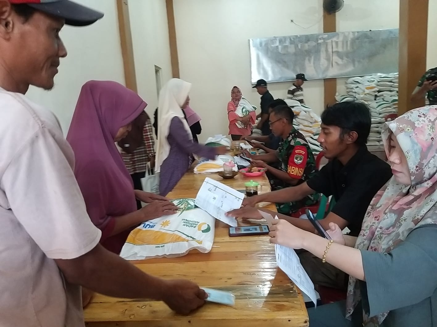 Sehari Menjelang Puasa, Pemdes Pasanggrahan Salurkan Beras Untuk 884 KPM 2 IMG 20240311 WA0019
