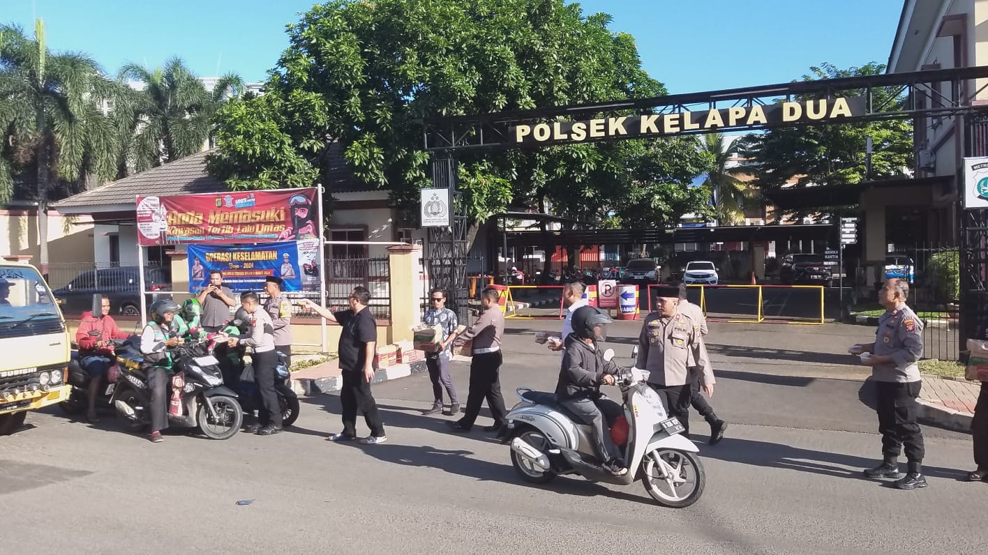 Polsek Kelapa Dua Berbagi Takjil Gratis Ke Pengendara dan Warga Sekitar di Hari Ke-8 Ramadhan 2 IMG 20240319 WA0021