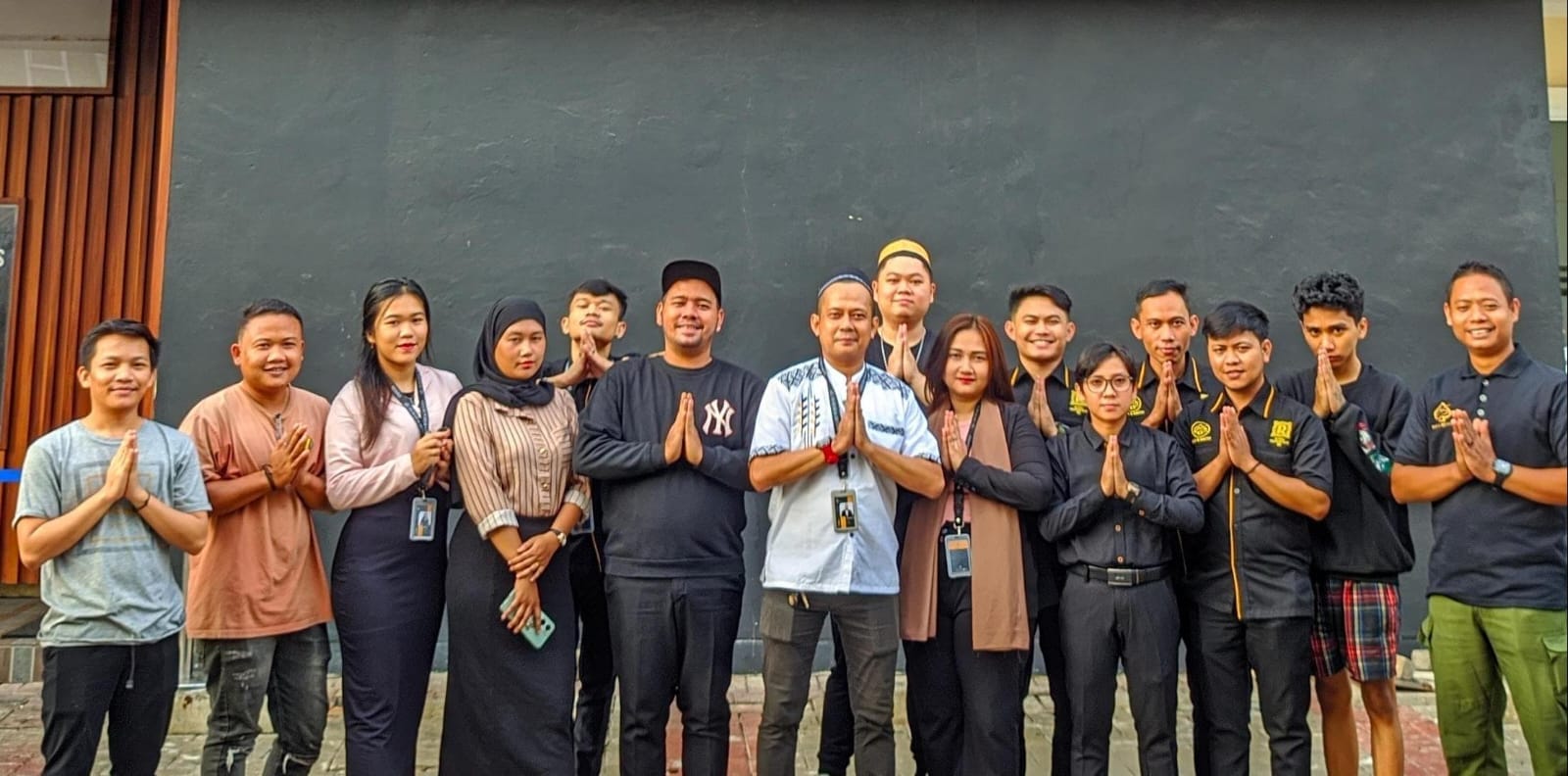 Management As Bar dan Resto Bagi-bagi Takjil dan Santuni Anak Yatim di Bulan Suci Ramadan 1 IMG 20240328 WA0019