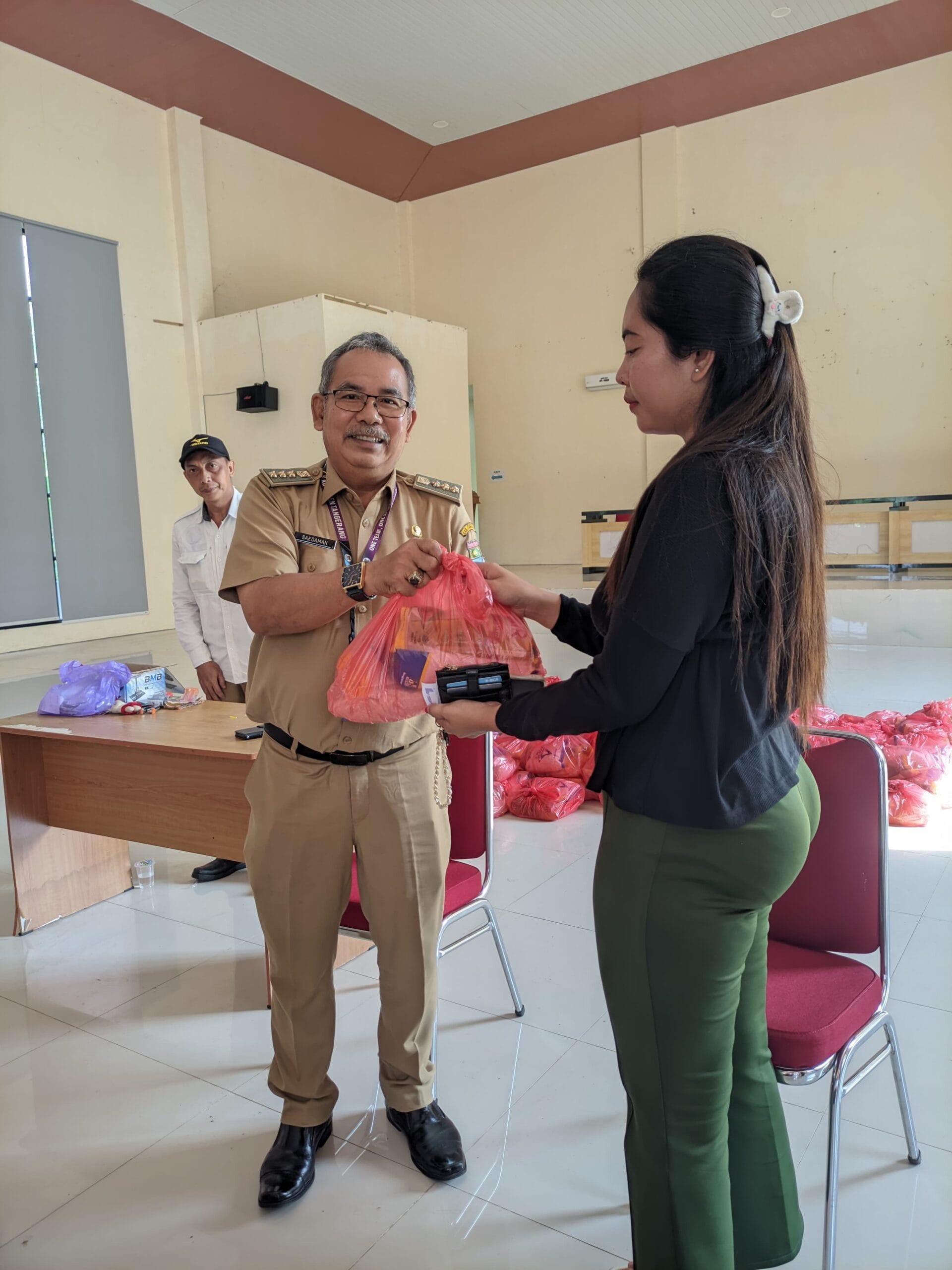 Pemerintah Kecamatan Solear Gelar Bazzar Murah, Warga Antusias 2 IMG 20240430 WA0024 scaled