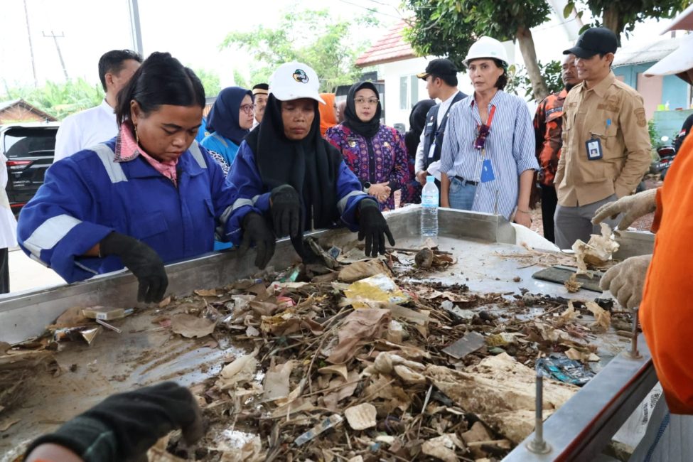 Tinjau Operasional TPS3R Tanjung Burung, Wabup Intan : Pengelolaan Sampah Memerlukan sinergi dan Kolaborasi dari Berbagai Pihak. 1 IMG 20250411 WA0121