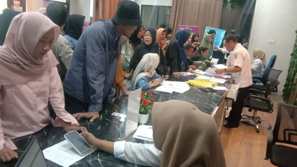 Usai Libur Panjang, Pelayanan Adminduk Kecamatan Solear Diserbu Ratusan Warga 1 IMG 20250514 WA0042