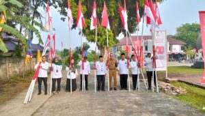 Bagikan Bendera Merah Putih Ke Warga, Camat Solear: Tumbuhkan Rasa Nasionalisme 1 IMG 20250811 WA0021