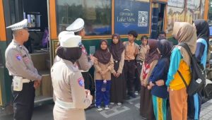 Edukasi Tertib Jalan, Satlantas Bagikan Snack untuk Pelajar dan Penumpang Bus di Kota Tangerang 1 IMG 20250911 WA0063